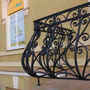 Balustrada zewnętrzna, Bank BGŻ Łańcut, konserwacja zabytkowej balustrady Balustrada zewnętrzna, Bank BGŻ Łańcut, konserwacja zabytkowej balustrady